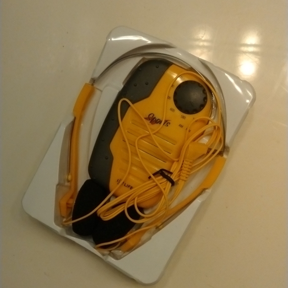 Vintage AM radio yellow and black never used an original box - Picture 2 of 4